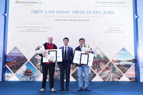 Tổng Biên tập Tạp chí Heritage Lê Hoàng Dũng trao Giải Đặc biệt của hạng mục Ảnh Bộ 